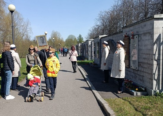 Воспитанницы Санкт-Петербургского Пансиона Минобороны России заступили в Почетный караул на Пискаревском мемориальном кладбище
