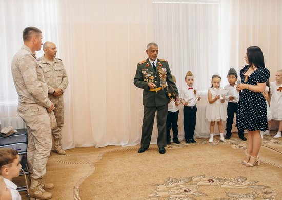 Воспитанники детского сада российской военной базы в Таджикистане поздравили ветеранов 201-й мотострелковой дивизии с наступающим Днем Победы