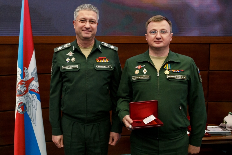 Замминистра обороны Тимур Иванов наградил сотрудников Департамента жилищного обеспечения МО РФ и Росжилкомплекса