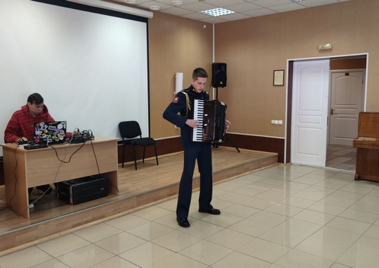 Ансамбль песни и пляски ЦВО выступил для призывников на сборном пункте в Свердловской области