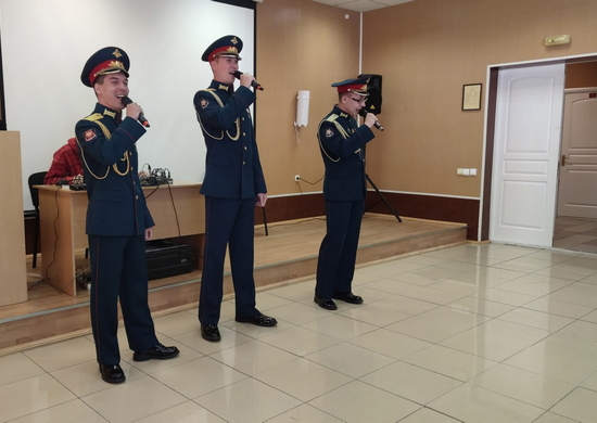 Ансамбль песни и пляски ЦВО выступил для призывников в Свердловской области
