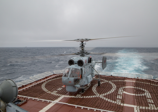 Большой противолодочный корабль «Североморск» отработал взаимодействие с вертолетами в Баренцевом море