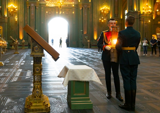 Частицу пламени Вечного огня доставили из Волгограда в Главный храм Вооруженных сил