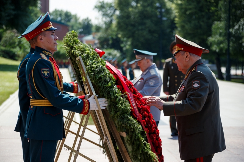 Члены Коллегии Минобороны России возложили цветы к Могиле Неизвестного Солдата у Кремлевской стены