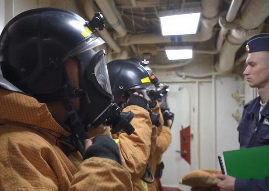 Экипаж фрегата «Маршал Шапошников» Тихоокеанского флота провёл тренировку по борьбе за живучесть в море в ходе оперативного учения