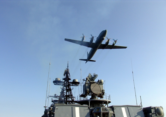 Экипажи противолодочных самолётов Ил-38 морской авиации Тихоокеанского флота провели постановку минных заграждений в ходе учения