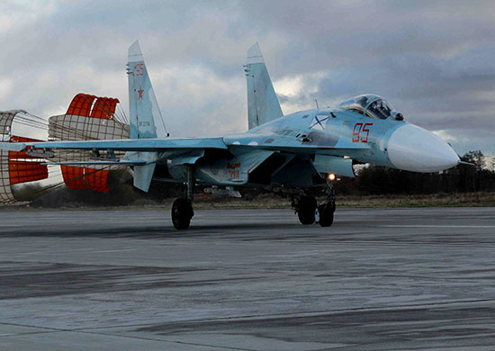 Экипажи Су-27 Балтийского флота в ходе ЛТУ учились перехватывать самолеты противника и подавлять артиллерийским огнем средства ПВО