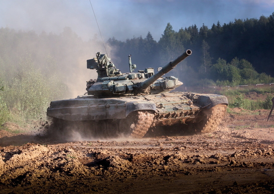 Экипажи танков Т-90А соединения ЮВО выполняют стрельбы под Волгоградом