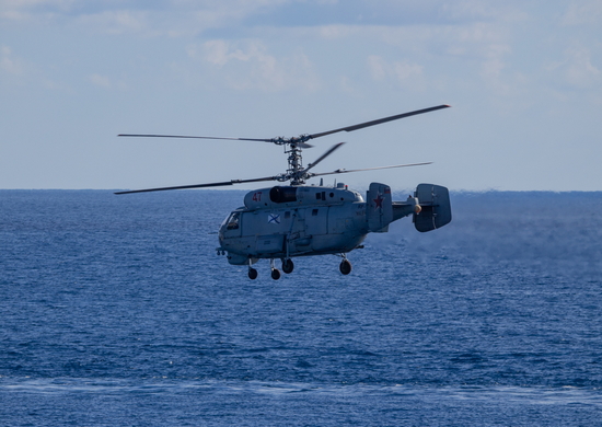 Экипажи вертолетов Ка-27 выполняют полеты над Кольским полуостровом и Баренцевым морем