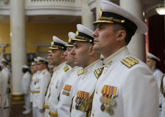 Главком ВМФ вручил дипломы и погоны лучшим выпускникам Военно-морской академии