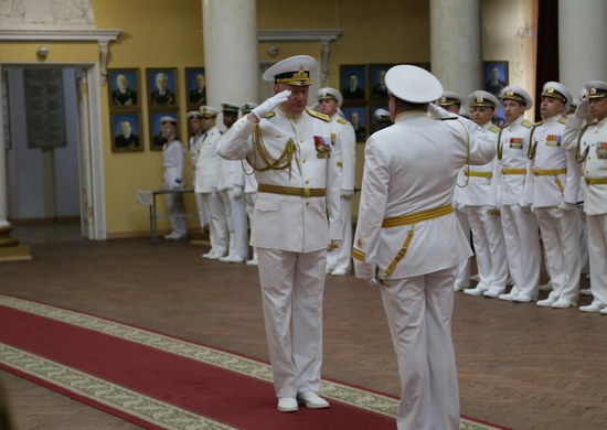 Главком ВМФ вручил дипломы и погоны лучшим выпускникам Военно-морской академии