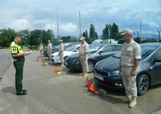 Инспекторы ВАИ провели с военнослужащими ЮВО в Абхазии занятия по безопасному вождению