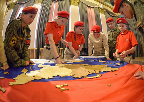 Интеллектуальная игра для юнармейцев Свердловской области состоялась в Доме офицеров ЦВО