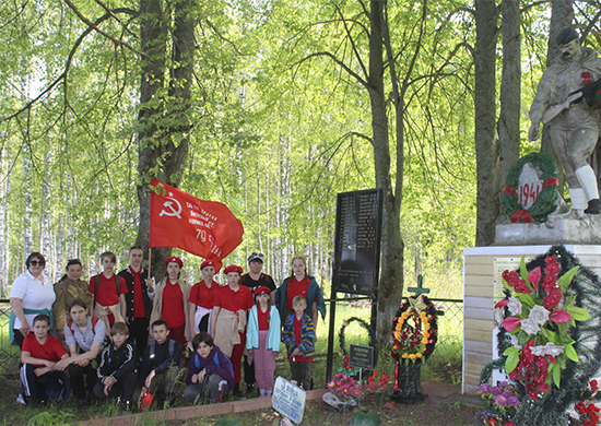 Юнармейцы Козельского ракетного соединения почтили память павших воинов Великой Отечественной войны у мемориалов и братских захоронений