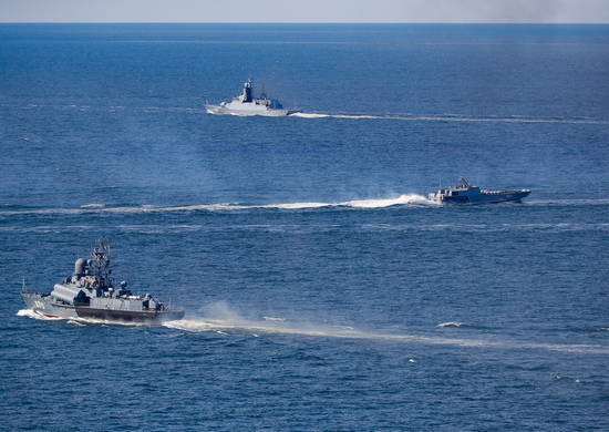 Корабельные ударные группы Балтийского флота отрабатывают поиск надводных целей