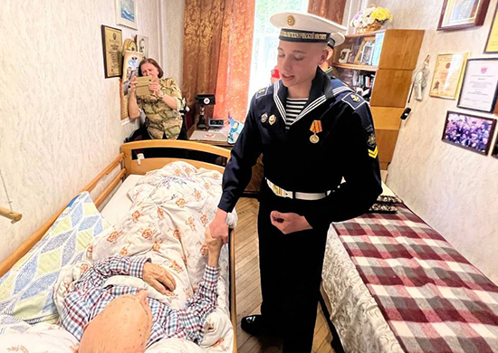 Курсанты Военно-морского политехнического института поздравили ветерана Великой Отечественной войны со 100-летием