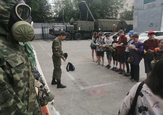 Курсанты военного учебного центра УрФУ провели экскурсию для школьников Екатеринбурга