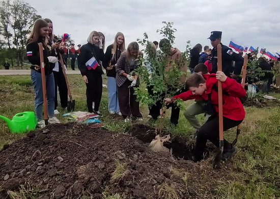 Летчики ЦВО в День России открыли яблоневую аллею в честь героев СВО в Екатеринбурге