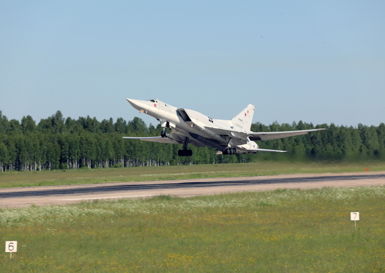 Летчики дальней авиации провели командирские полеты в Калужской области