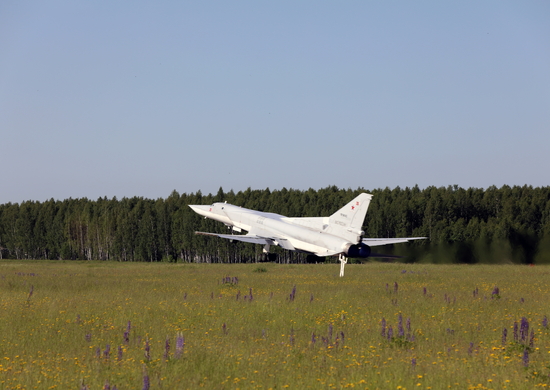 Летчики дальней авиации провели командирские полеты в Калужской области