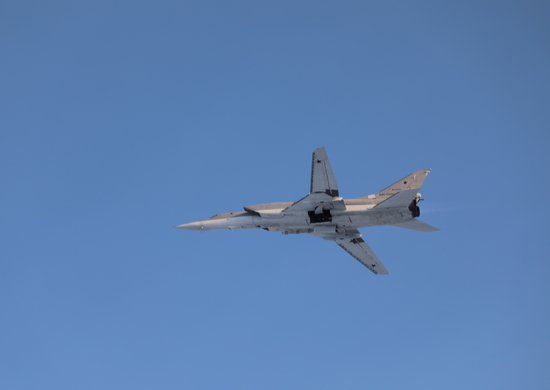 Летчики дальней авиации проводят летно-тактическое учение в Мурманской области