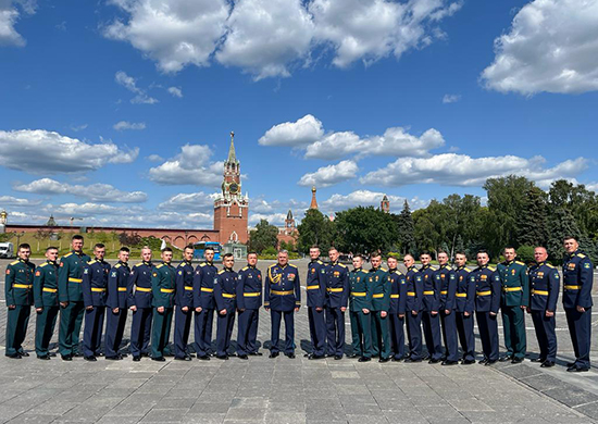 Лучшие выпускники Военно-космической академии стали участниками встречи с Президентом России