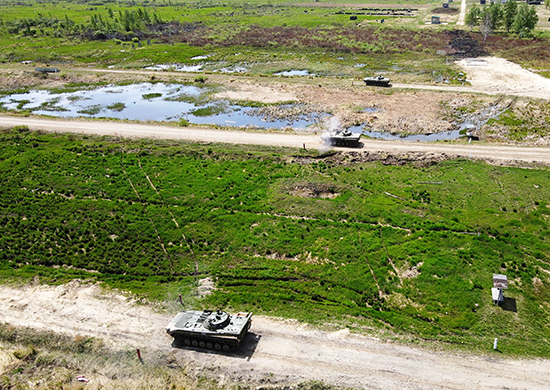 Механики-водители общевойсковой армии ВВО в Приморском крае совершенствуют навыки вождения боевых машин