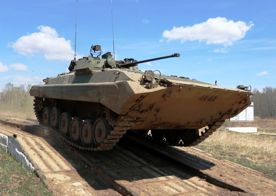 Механики-водители воинских частей ВВО осваивают вождение боевой техники в экстремальных условиях в Приморском крае