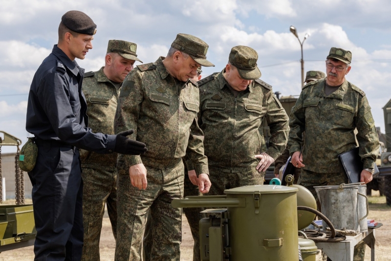 Министр обороны РФ проверил арсеналы хранения вооружения и выполнение гособоронзаказа в Омской области