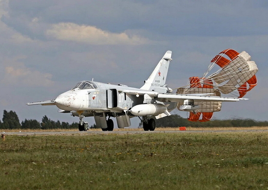 Молодые летчики ЦВО отработали ведение авиаразведки на самолетах  Су-24МР на Южном Урале