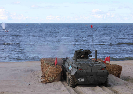 Морские пехотинцы выполняют боевые стрельбы из вооружения БТР-82А