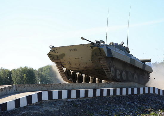Мотострелки ЦВО оттачивали навыки вождения боевых машин пехоты в Кемеровской области