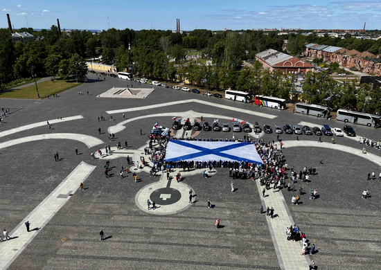 На Якорной площади в Кронштадте развернули 290-метровый Андреевский флаг