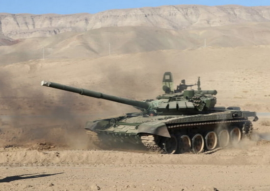Российские танкисты отработали вождение Т-72Б3М в сложных условиях в Таджикистане