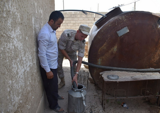 Российские военнослужащие доставили питьевую воду жителям кишлака Ганчина в Таджикистане