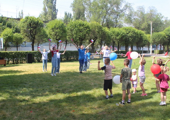 Российские военнослужащие в День России организовали праздник для детей в Киргизии