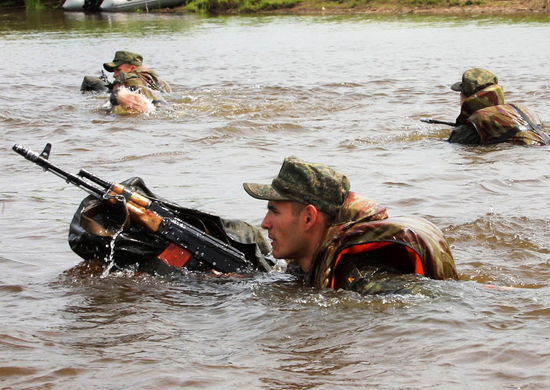 С курсантами факультета морской пехоты ДВОКУ проведены тренировки по преодолению водной преграды в Амурской области