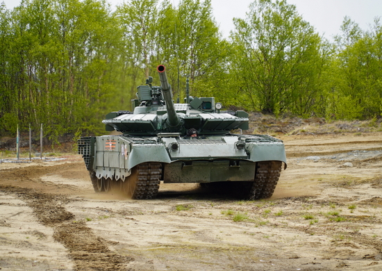 С танкистами Северного флота проводятся практические занятия по вождению танков Т-80БВМ