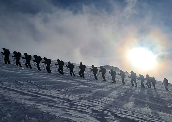 Североморцы совершили восхождение на гору Эльбрус, посвятив его 290-летию Северного флота
