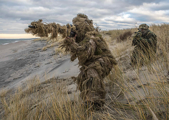 Снайперы морской пехоты отрабатывают ведение боя в ночных условиях