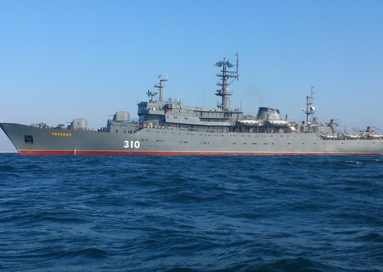 Учебный корабль Балтийского флота «Перекоп» сдает курсовую задачу в Финском заливе