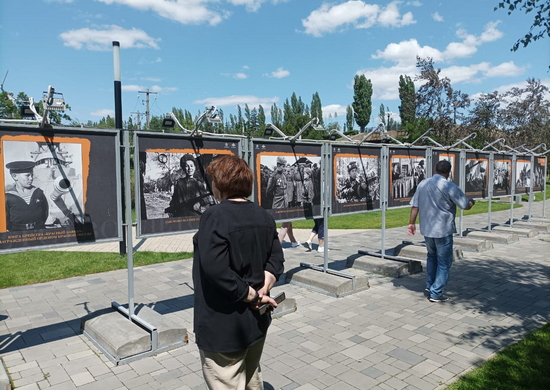 Уличная фотовыставка «Детство. 1941 – 1945 г.г.» открылась на Мамаевом Кургане в Волгограде