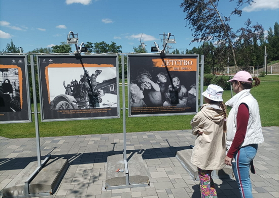 Уличная фотовыставка «Детство. 1941 – 1945 г.г.» открылась на Мамаевом Кургане в Волгограде
