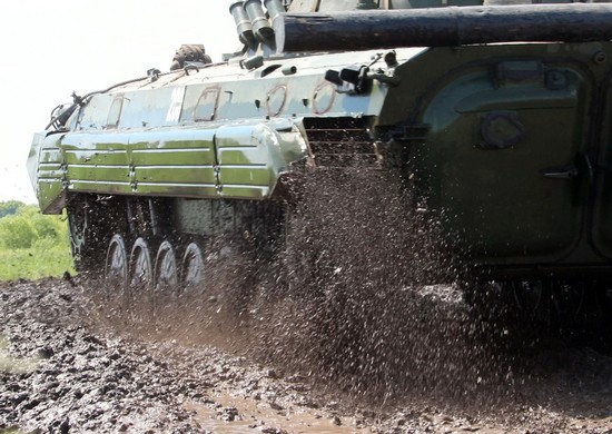 В Амурской области добровольцы и военнослужащие Восточного военного округа упражняются в вождении БМП-2