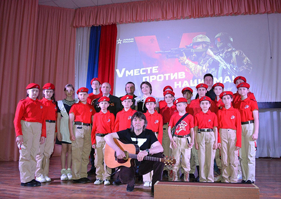 В Доме Офицеров Морозовска для военнослужащих ЮВО состоялся концерт в рамках акции «Мы вместе с нашей армией»