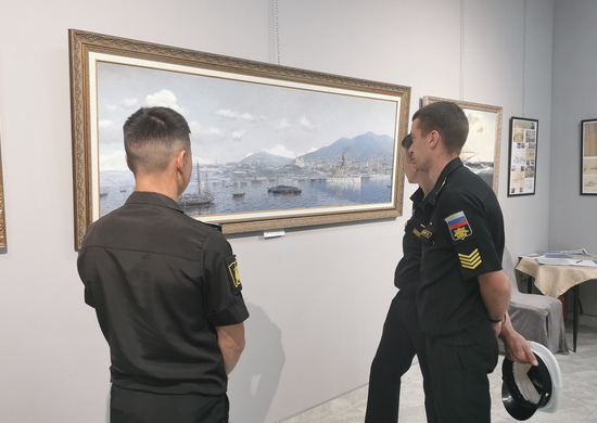 В Доме офицеров Тихоокеанского флота открылась выставка картин известного художника-мариниста Валерия Шиляева