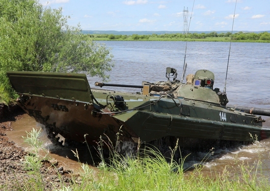 В ДВОКУ подготовили боевые машины к занятиям по преодолению водных преград