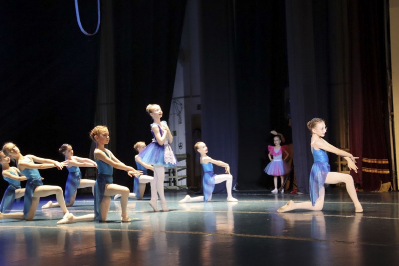 В Екатеринбурге более 300 детей участников СВО посетили спектакль «Алиса в стране чудес»