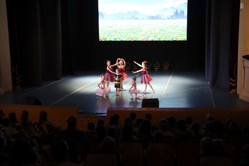 В Екатеринбурге более 300 детей участников СВО посетили спектакль «Алиса в стране чудес»