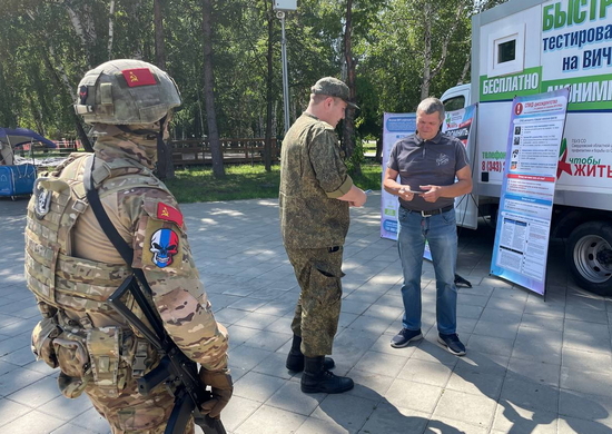 В Екатеринбурге пункт отбора на военную службу провел акцию «Военная служба по контракту – твой выбор!»